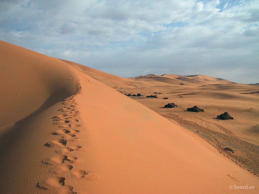 El campamento desde las dunas